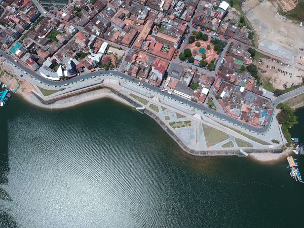 Malecón de Guatapé
Malecón de Guatapé
Fecha: Septiembre 2 de 2019. 
Para descargar esta fotografía en alta resolución, haga clic sobre la imagen hasta que la misma se despliegue en la pantalla completa; luego dé clic derecho y elija la opción "guardar imagen como". 
En caso de publicación por cualquier medio, solicitamos acompañarla del crédito: "Foto EPM"
Palabras clave: Malecón de Guatapé