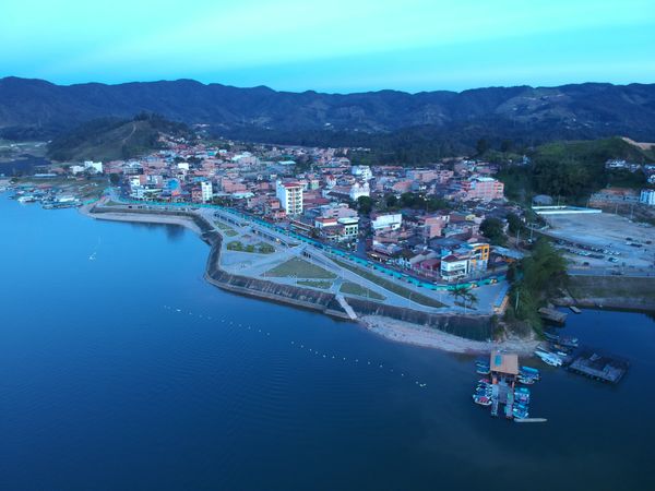 Malecón de Guatapé
Malecón de Guatapé
Fecha: Septiembre 2 de 2019. 
Para descargar esta fotografía en alta resolución, haga clic sobre la imagen hasta que la misma se despliegue en la pantalla completa; luego dé clic derecho y elija la opción "guardar imagen como". 
En caso de publicación por cualquier medio, solicitamos acompañarla del crédito: "Foto EPM"
Palabras clave: Malecón de Guatapé