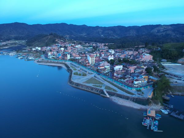 Malecón de Guatapé
Malecón de Guatapé
Fecha: Septiembre 2 de 2019. 
Para descargar esta fotografía en alta resolución, haga clic sobre la imagen hasta que la misma se despliegue en la pantalla completa; luego dé clic derecho y elija la opción "guardar imagen como". 
En caso de publicación por cualquier medio, solicitamos acompañarla del crédito: "Foto EPM"
Palabras clave: Malecón de Guatapé