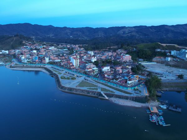 Malecón de Guatapé
Malecón de Guatapé
Fecha: Septiembre 2 de 2019. 
Para descargar esta fotografía en alta resolución, haga clic sobre la imagen hasta que la misma se despliegue en la pantalla completa; luego dé clic derecho y elija la opción "guardar imagen como". 
En caso de publicación por cualquier medio, solicitamos acompañarla del crédito: "Foto EPM"
Palabras clave: Malecón de Guatapé