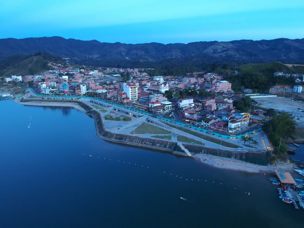 Malecón de Guatapé
Malecón de Guatapé
Fecha: Septiembre 2 de 2019. 
Para descargar esta fotografía en alta resolución, haga clic sobre la imagen hasta que la misma se despliegue en la pantalla completa; luego dé clic derecho y elija la opción "guardar imagen como". 
En caso de publicación por cualquier medio, solicitamos acompañarla del crédito: "Foto EPM"
Palabras clave: Malecón de Guatapé