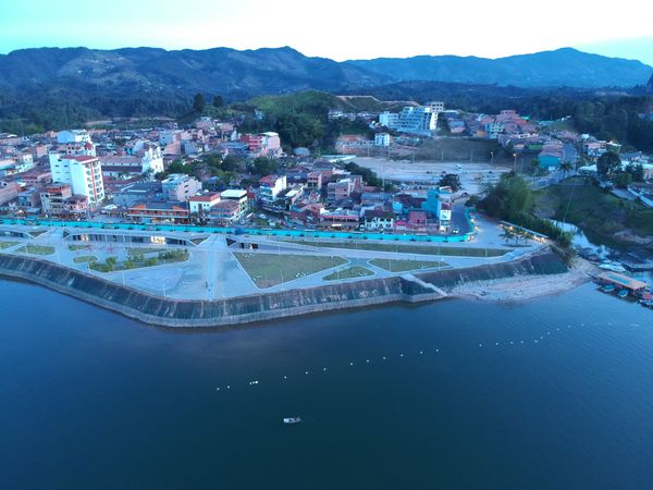 Malecón de Guatapé
Malecón de Guatapé
Fecha: Septiembre 2 de 2019. 
Para descargar esta fotografía en alta resolución, haga clic sobre la imagen hasta que la misma se despliegue en la pantalla completa; luego dé clic derecho y elija la opción "guardar imagen como". 
En caso de publicación por cualquier medio, solicitamos acompañarla del crédito: "Foto EPM"
Palabras clave: Malecón de Guatapé