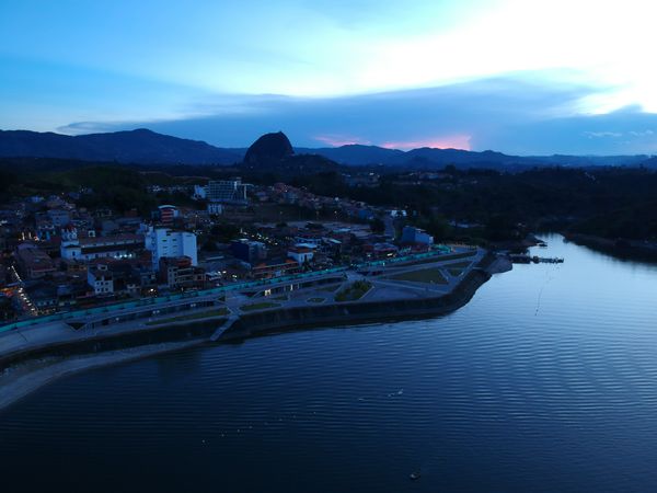 Malecón de Guatapé
Malecón de Guatapé
Fecha: Septiembre 2 de 2019. 
Para descargar esta fotografía en alta resolución, haga clic sobre la imagen hasta que la misma se despliegue en la pantalla completa; luego dé clic derecho y elija la opción "guardar imagen como". 
En caso de publicación por cualquier medio, solicitamos acompañarla del crédito: "Foto EPM"
Palabras clave: Malecón de Guatapé