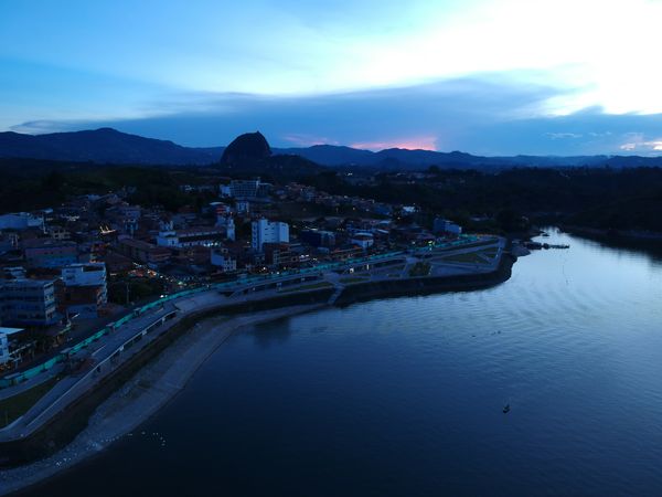 Malecón de Guatapé
Malecón de Guatapé
Fecha: Septiembre 2 de 2019. 
Para descargar esta fotografía en alta resolución, haga clic sobre la imagen hasta que la misma se despliegue en la pantalla completa; luego dé clic derecho y elija la opción "guardar imagen como". 
En caso de publicación por cualquier medio, solicitamos acompañarla del crédito: "Foto EPM"
Palabras clave: Malecón de Guatapé