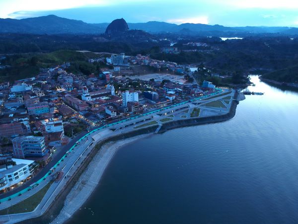 Malecón de Guatapé
Malecón de Guatapé
Fecha: Septiembre 2 de 2019. 
Para descargar esta fotografía en alta resolución, haga clic sobre la imagen hasta que la misma se despliegue en la pantalla completa; luego dé clic derecho y elija la opción "guardar imagen como". 
En caso de publicación por cualquier medio, solicitamos acompañarla del crédito: "Foto EPM"
Palabras clave: Malecón de Guatapé