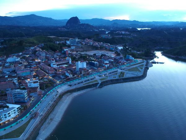 Malecón de Guatapé
Malecón de Guatapé
Fecha: Septiembre 2 de 2019. 
Para descargar esta fotografía en alta resolución, haga clic sobre la imagen hasta que la misma se despliegue en la pantalla completa; luego dé clic derecho y elija la opción "guardar imagen como". 
En caso de publicación por cualquier medio, solicitamos acompañarla del crédito: "Foto EPM"
Palabras clave: Malecón de Guatapé