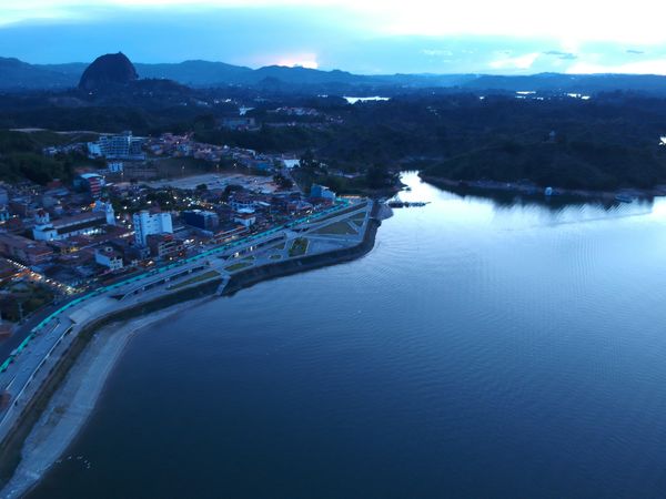 Malecón de Guatapé
Malecón de Guatapé
Fecha: Septiembre 2 de 2019. 
Para descargar esta fotografía en alta resolución, haga clic sobre la imagen hasta que la misma se despliegue en la pantalla completa; luego dé clic derecho y elija la opción "guardar imagen como". 
En caso de publicación por cualquier medio, solicitamos acompañarla del crédito: "Foto EPM"
Palabras clave: Malecón de Guatapé