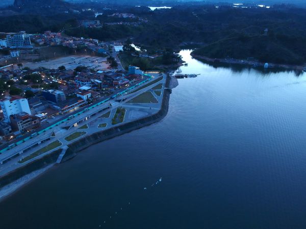 Malecón de Guatapé
Malecón de Guatapé
Fecha: Septiembre 2 de 2019. 
Para descargar esta fotografía en alta resolución, haga clic sobre la imagen hasta que la misma se despliegue en la pantalla completa; luego dé clic derecho y elija la opción "guardar imagen como". 
En caso de publicación por cualquier medio, solicitamos acompañarla del crédito: "Foto EPM"
Palabras clave: Malecón de Guatapé