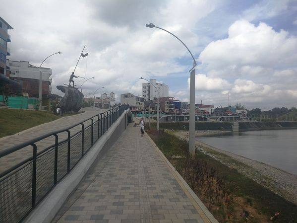 Malecón de Guatapé
Malecón de Guatapé
Fecha: Septiembre 2 de 2019. 
Para descargar esta fotografía en alta resolución, haga clic sobre la imagen hasta que la misma se despliegue en la pantalla completa; luego dé clic derecho y elija la opción "guardar imagen como". 
En caso de publicación por cualquier medio, solicitamos acompañarla del crédito: "Foto EPM"
Palabras clave: Malecón de Guatapé