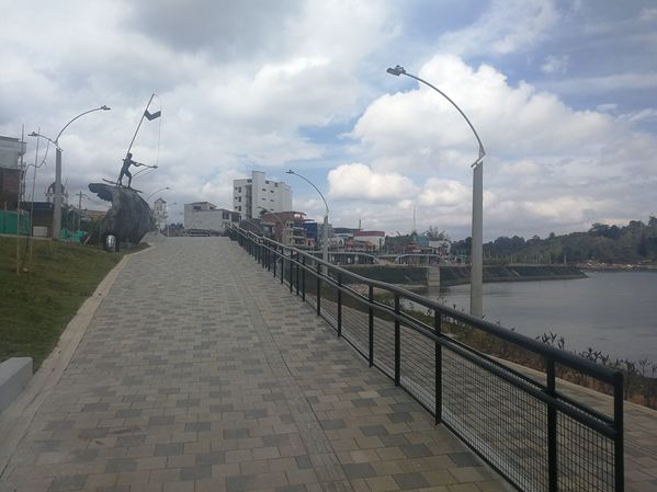 Malecón de Guatapé
Malecón de Guatapé
Fecha: Septiembre 2 de 2019. 
Para descargar esta fotografía en alta resolución, haga clic sobre la imagen hasta que la misma se despliegue en la pantalla completa; luego dé clic derecho y elija la opción "guardar imagen como". 
En caso de publicación por cualquier medio, solicitamos acompañarla del crédito: "Foto EPM"
Palabras clave: Malecón de Guatapé