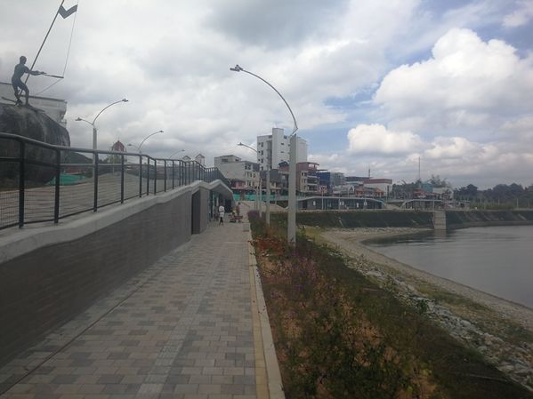Malecón de Guatapé
Malecón de Guatapé
Fecha: Septiembre 2 de 2019. 
Para descargar esta fotografía en alta resolución, haga clic sobre la imagen hasta que la misma se despliegue en la pantalla completa; luego dé clic derecho y elija la opción "guardar imagen como". 
En caso de publicación por cualquier medio, solicitamos acompañarla del crédito: "Foto EPM"
Palabras clave: Malecón de Guatapé
