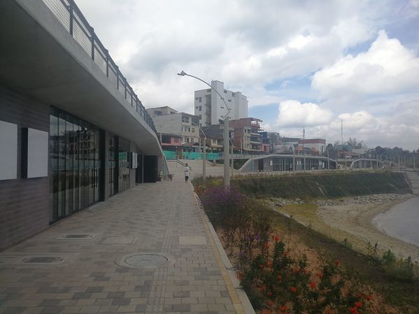 Malecón de Guatapé
Malecón de Guatapé
Fecha: Septiembre 2 de 2019. 
Para descargar esta fotografía en alta resolución, haga clic sobre la imagen hasta que la misma se despliegue en la pantalla completa; luego dé clic derecho y elija la opción "guardar imagen como". 
En caso de publicación por cualquier medio, solicitamos acompañarla del crédito: "Foto EPM"
Palabras clave: Malecón de Guatapé
