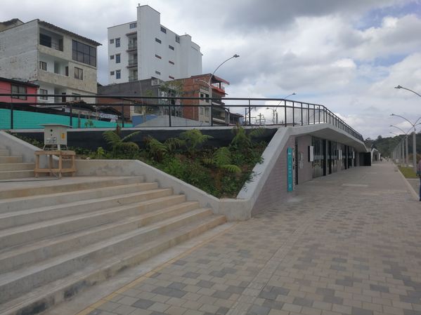 Malecón de Guatapé
Malecón de Guatapé
Fecha: Septiembre 2 de 2019. 
Para descargar esta fotografía en alta resolución, haga clic sobre la imagen hasta que la misma se despliegue en la pantalla completa; luego dé clic derecho y elija la opción "guardar imagen como". 
En caso de publicación por cualquier medio, solicitamos acompañarla del crédito: "Foto EPM"
Palabras clave: Malecón de Guatapé