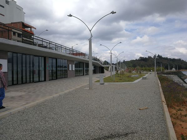 Malecón de Guatapé
Malecón de Guatapé
Fecha: Septiembre 2 de 2019. 
Para descargar esta fotografía en alta resolución, haga clic sobre la imagen hasta que la misma se despliegue en la pantalla completa; luego dé clic derecho y elija la opción "guardar imagen como". 
En caso de publicación por cualquier medio, solicitamos acompañarla del crédito: "Foto EPM"
Palabras clave: Malecón de Guatapé