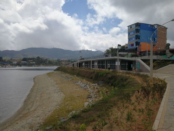 Malecón de Guatapé
Malecón de Guatapé
Fecha: Septiembre 2 de 2019. 
Para descargar esta fotografía en alta resolución, haga clic sobre la imagen hasta que la misma se despliegue en la pantalla completa; luego dé clic derecho y elija la opción "guardar imagen como". 
En caso de publicación por cualquier medio, solicitamos acompañarla del crédito: "Foto EPM"
Palabras clave: Malecón de Guatapé