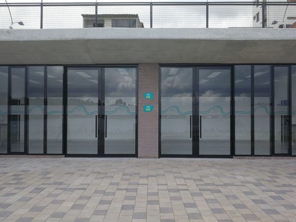 Malecón de Guatapé
Malecón de Guatapé
Fecha: Septiembre 2 de 2019. 
Para descargar esta fotografía en alta resolución, haga clic sobre la imagen hasta que la misma se despliegue en la pantalla completa; luego dé clic derecho y elija la opción "guardar imagen como". 
En caso de publicación por cualquier medio, solicitamos acompañarla del crédito: "Foto EPM"
Palabras clave: Malecón de Guatapé