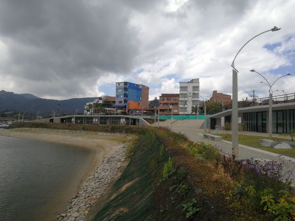 Malecón de Guatapé
Malecón de Guatapé
Fecha: Septiembre 2 de 2019. 
Para descargar esta fotografía en alta resolución, haga clic sobre la imagen hasta que la misma se despliegue en la pantalla completa; luego dé clic derecho y elija la opción "guardar imagen como". 
En caso de publicación por cualquier medio, solicitamos acompañarla del crédito: "Foto EPM"
Palabras clave: Malecón de Guatapé