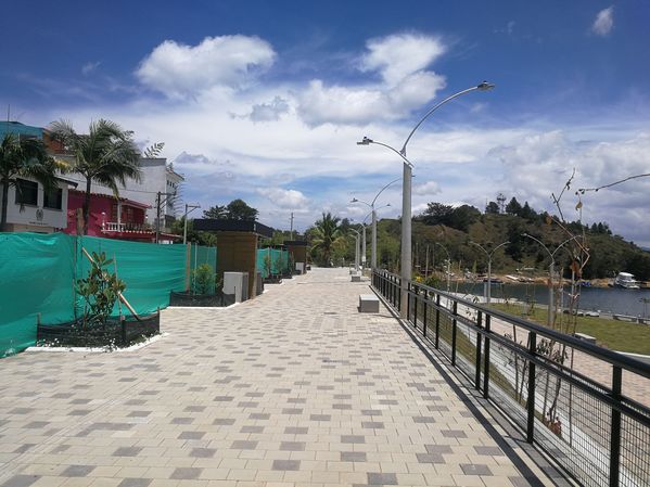 Malecón de Guatapé
Malecón de Guatapé
Fecha: Septiembre 2 de 2019. 
Para descargar esta fotografía en alta resolución, haga clic sobre la imagen hasta que la misma se despliegue en la pantalla completa; luego dé clic derecho y elija la opción "guardar imagen como". 
En caso de publicación por cualquier medio, solicitamos acompañarla del crédito: "Foto EPM"
Palabras clave: Malecón de Guatapé