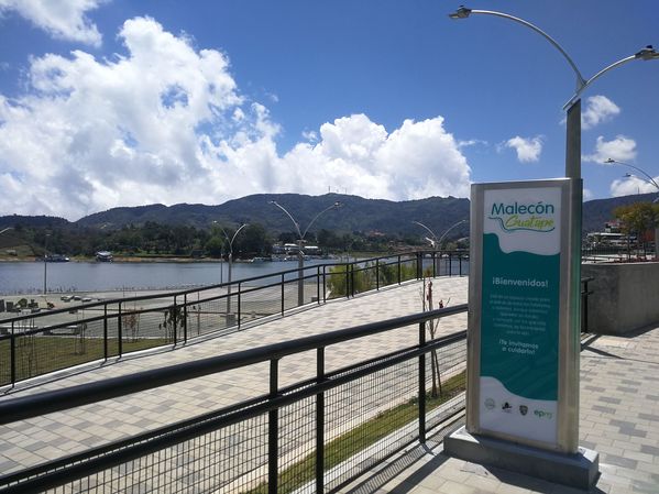 Malecón de Guatapé
Malecón de Guatapé
Fecha: Septiembre 2 de 2019. 
Para descargar esta fotografía en alta resolución, haga clic sobre la imagen hasta que la misma se despliegue en la pantalla completa; luego dé clic derecho y elija la opción "guardar imagen como". 
En caso de publicación por cualquier medio, solicitamos acompañarla del crédito: "Foto EPM"
Palabras clave: Malecón de Guatapé