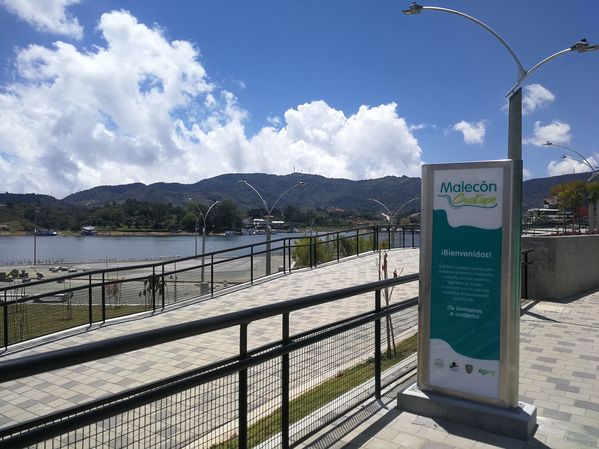 Malecón de Guatapé
Malecón de Guatapé
Fecha: Septiembre 2 de 2019. 
Para descargar esta fotografía en alta resolución, haga clic sobre la imagen hasta que la misma se despliegue en la pantalla completa; luego dé clic derecho y elija la opción "guardar imagen como". 
En caso de publicación por cualquier medio, solicitamos acompañarla del crédito: "Foto EPM"
Palabras clave: Malecón de Guatapé