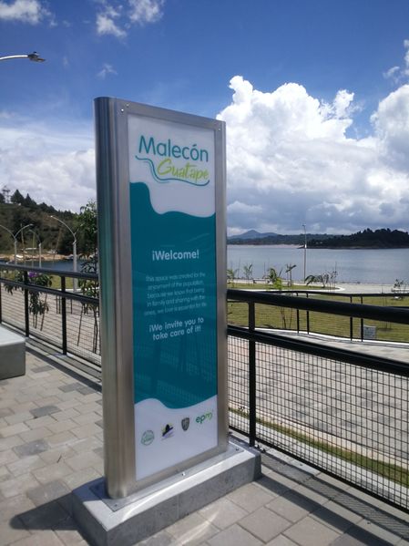 Malecón de Guatapé
Malecón de Guatapé
Fecha: Septiembre 2 de 2019. 
Para descargar esta fotografía en alta resolución, haga clic sobre la imagen hasta que la misma se despliegue en la pantalla completa; luego dé clic derecho y elija la opción "guardar imagen como". 
En caso de publicación por cualquier medio, solicitamos acompañarla del crédito: "Foto EPM"
Palabras clave: Malecón de Guatapé