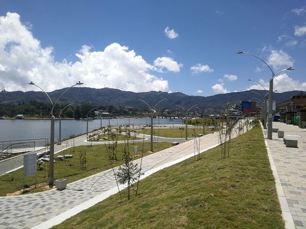 Malecón de Guatapé
Malecón de Guatapé
Fecha: Septiembre 2 de 2019. 
Para descargar esta fotografía en alta resolución, haga clic sobre la imagen hasta que la misma se despliegue en la pantalla completa; luego dé clic derecho y elija la opción "guardar imagen como". 
En caso de publicación por cualquier medio, solicitamos acompañarla del crédito: "Foto EPM"
Palabras clave: Malecón de Guatapé