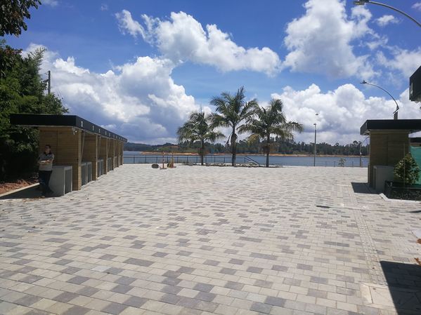 Malecón de Guatapé
Malecón de Guatapé
Fecha: Septiembre 2 de 2019. 
Para descargar esta fotografía en alta resolución, haga clic sobre la imagen hasta que la misma se despliegue en la pantalla completa; luego dé clic derecho y elija la opción "guardar imagen como". 
En caso de publicación por cualquier medio, solicitamos acompañarla del crédito: "Foto EPM"
Palabras clave: Malecón de Guatapé