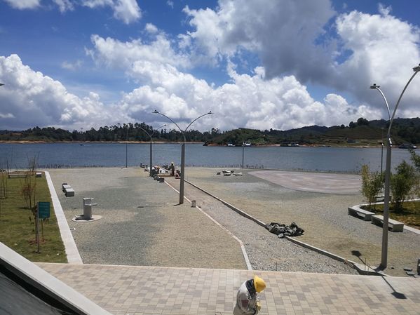 Malecón de Guatapé
Malecón de Guatapé
Fecha: Septiembre 2 de 2019. 
Para descargar esta fotografía en alta resolución, haga clic sobre la imagen hasta que la misma se despliegue en la pantalla completa; luego dé clic derecho y elija la opción "guardar imagen como". 
En caso de publicación por cualquier medio, solicitamos acompañarla del crédito: "Foto EPM"
Palabras clave: Malecón de Guatapé