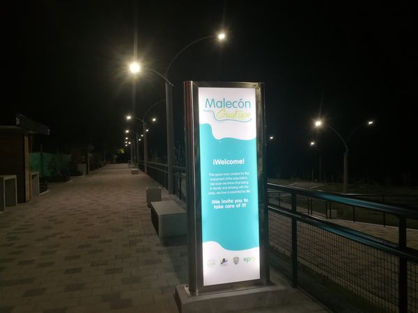 Malecón de Guatapé
Malecón de Guatapé
Fecha: Septiembre 2 de 2019. 
Para descargar esta fotografía en alta resolución, haga clic sobre la imagen hasta que la misma se despliegue en la pantalla completa; luego dé clic derecho y elija la opción "guardar imagen como". 
En caso de publicación por cualquier medio, solicitamos acompañarla del crédito: "Foto EPM"
Palabras clave: Malecón de Guatapé