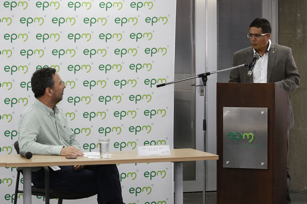 Rueda Prensa
Rueda de prensa.
Fecha: Septiembre 26 2020.
Para descargar esta fotografía en alta resolución, haga clic sobre la imagen hasta que la misma se despliegue en la pantalla completa; luego dé clic derecho y elija la opción "guardar imagen como". 
En caso de publicación por cualquier medio, solicitamos acompañarla del crédito: "Foto EPM"
Palabras clave: Rueda Prensa