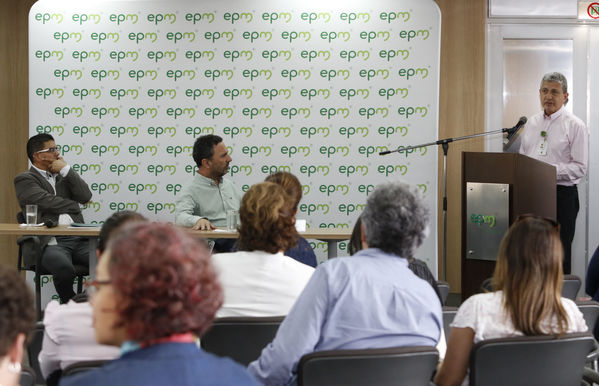 Rueda Prensa
Rueda de prensa.
Fecha: Septiembre 26 2020.
Para descargar esta fotografía en alta resolución, haga clic sobre la imagen hasta que la misma se despliegue en la pantalla completa; luego dé clic derecho y elija la opción "guardar imagen como". 
En caso de publicación por cualquier medio, solicitamos acompañarla del crédito: "Foto EPM"
Palabras clave: Rueda Prensa