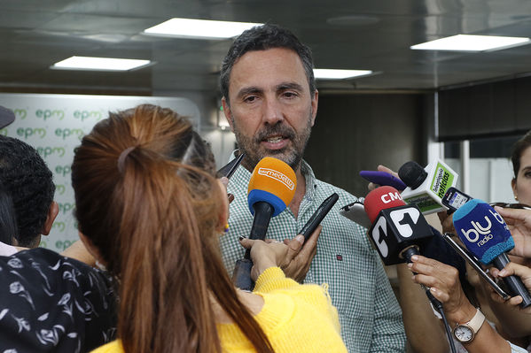 Rueda Prensa
Rueda de prensa.
Fecha: Septiembre 26 2020.
Para descargar esta fotografía en alta resolución, haga clic sobre la imagen hasta que la misma se despliegue en la pantalla completa; luego dé clic derecho y elija la opción "guardar imagen como". 
En caso de publicación por cualquier medio, solicitamos acompañarla del crédito: "Foto EPM"
Palabras clave: Rueda Prensa