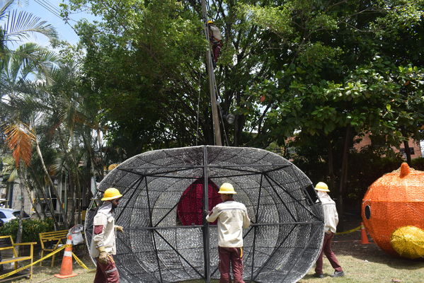 Montaje del Alumbrado navideño Medellin 2019
Montaje del Alumbrado navideño Medellin 2019
Fecha: 2 septiembre 2019.
Para descargar esta fotografía en alta resolución, haga clic sobre la imagen hasta que la misma se despliegue en la pantalla completa; luego dé clic derecho y elija la opción "guardar imagen como". 
En caso de publicación por cualquier medio, solicitamos acompañarla del crédito: "Foto EPM"
Palabras clave: Montaje del Alumbrado navideño Medellin 2019