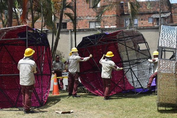 Montaje del Alumbrado navideño Medellin 2019
Montaje del Alumbrado navideño Medellin 2019
Fecha: 2 septiembre 2019.
Para descargar esta fotografía en alta resolución, haga clic sobre la imagen hasta que la misma se despliegue en la pantalla completa; luego dé clic derecho y elija la opción "guardar imagen como". 
En caso de publicación por cualquier medio, solicitamos acompañarla del crédito: "Foto EPM"
Palabras clave: Montaje del Alumbrado navideño Medellin 2019