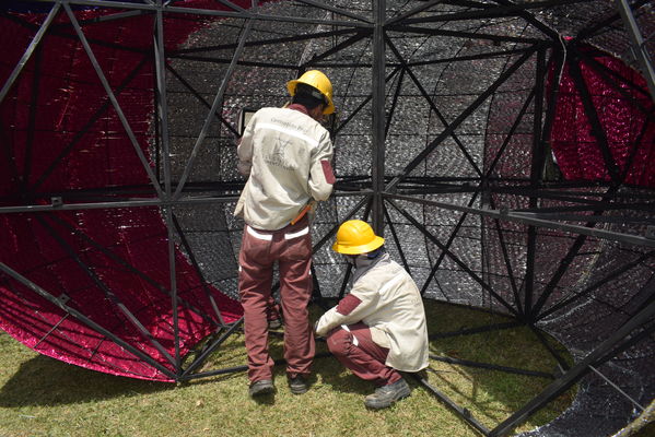 Montaje del Alumbrado navideño Medellin 2019
Montaje del Alumbrado navideño Medellin 2019
Fecha: 2 septiembre 2019.
Para descargar esta fotografía en alta resolución, haga clic sobre la imagen hasta que la misma se despliegue en la pantalla completa; luego dé clic derecho y elija la opción "guardar imagen como". 
En caso de publicación por cualquier medio, solicitamos acompañarla del crédito: "Foto EPM"
Palabras clave: Montaje del Alumbrado navideño Medellin 2019