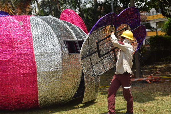 Montaje del Alumbrado navideño Medellin 2019
Montaje del Alumbrado navideño Medellin 2019
Fecha: 2 septiembre 2019.
Para descargar esta fotografía en alta resolución, haga clic sobre la imagen hasta que la misma se despliegue en la pantalla completa; luego dé clic derecho y elija la opción "guardar imagen como". 
En caso de publicación por cualquier medio, solicitamos acompañarla del crédito: "Foto EPM"
Palabras clave: Montaje del Alumbrado navideño Medellin 2019