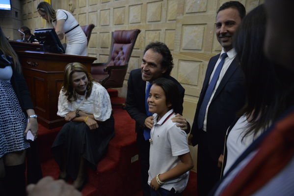 Condecoración del Congreso al Gerente de EPM
Condecoración del Congreso al Gerente de EPM
Fecha: Septiembre 3 de 2019. 
Para descargar esta fotografía en alta resolución, haga clic sobre la imagen hasta que la misma se despliegue en la pantalla completa; luego dé clic derecho y elija la opción "guardar imagen como". 
En caso de publicación por cualquier medio, solicitamos acompañarla del crédito: "Foto EPM"
Palabras clave: Condecoración del Congreso al Gerente de EPM