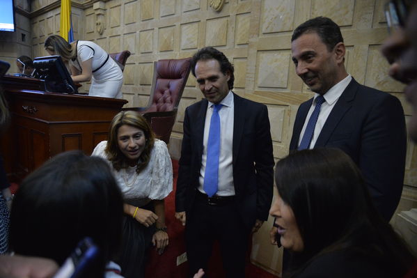 Condecoración del Congreso al Gerente de EPM
Condecoración del Congreso al Gerente de EPM
Fecha: Septiembre 3 de 2019. 
Para descargar esta fotografía en alta resolución, haga clic sobre la imagen hasta que la misma se despliegue en la pantalla completa; luego dé clic derecho y elija la opción "guardar imagen como". 
En caso de publicación por cualquier medio, solicitamos acompañarla del crédito: "Foto EPM"
Palabras clave: Condecoración del Congreso al Gerente de EPM