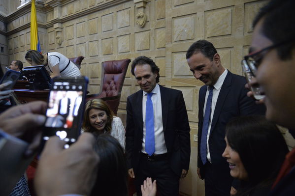 Condecoración del Congreso al Gerente de EPM
Condecoración del Congreso al Gerente de EPM
Fecha: Septiembre 3 de 2019. 
Para descargar esta fotografía en alta resolución, haga clic sobre la imagen hasta que la misma se despliegue en la pantalla completa; luego dé clic derecho y elija la opción "guardar imagen como". 
En caso de publicación por cualquier medio, solicitamos acompañarla del crédito: "Foto EPM"
Palabras clave: Condecoración del Congreso al Gerente de EPM