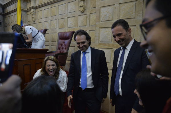 Condecoración del Congreso al Gerente de EPM
Condecoración del Congreso al Gerente de EPM
Fecha: Septiembre 3 de 2019. 
Para descargar esta fotografía en alta resolución, haga clic sobre la imagen hasta que la misma se despliegue en la pantalla completa; luego dé clic derecho y elija la opción "guardar imagen como". 
En caso de publicación por cualquier medio, solicitamos acompañarla del crédito: "Foto EPM"
Palabras clave: Condecoración del Congreso al Gerente de EPM
