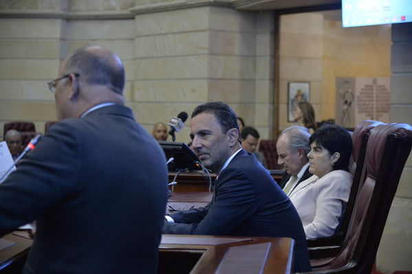 Condecoración del Congreso al Gerente de EPM
Condecoración del Congreso al Gerente de EPM
Fecha: Septiembre 3 de 2019. 
Para descargar esta fotografía en alta resolución, haga clic sobre la imagen hasta que la misma se despliegue en la pantalla completa; luego dé clic derecho y elija la opción "guardar imagen como". 
En caso de publicación por cualquier medio, solicitamos acompañarla del crédito: "Foto EPM"
Palabras clave: Condecoración del Congreso al Gerente de EPM