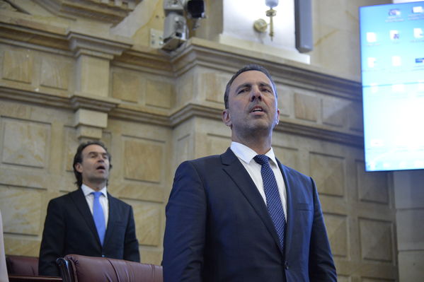 Condecoración del Congreso al Gerente de EPM
Condecoración del Congreso al Gerente de EPM
Fecha: Septiembre 3 de 2019. 
Para descargar esta fotografía en alta resolución, haga clic sobre la imagen hasta que la misma se despliegue en la pantalla completa; luego dé clic derecho y elija la opción "guardar imagen como". 
En caso de publicación por cualquier medio, solicitamos acompañarla del crédito: "Foto EPM"
Palabras clave: Condecoración del Congreso al Gerente de EPM
