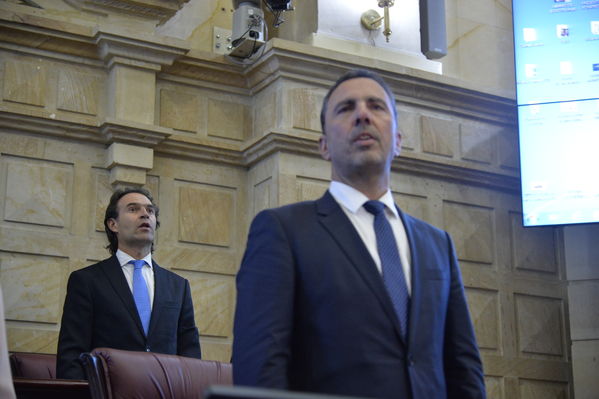 Condecoración del Congreso al Gerente de EPM
Condecoración del Congreso al Gerente de EPM
Fecha: Septiembre 3 de 2019. 
Para descargar esta fotografía en alta resolución, haga clic sobre la imagen hasta que la misma se despliegue en la pantalla completa; luego dé clic derecho y elija la opción "guardar imagen como". 
En caso de publicación por cualquier medio, solicitamos acompañarla del crédito: "Foto EPM"
Palabras clave: Condecoración del Congreso al Gerente de EPM