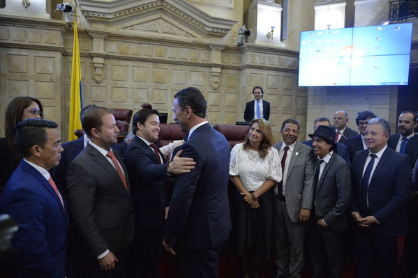 Condecoración del Congreso al Gerente de EPM
Condecoración del Congreso al Gerente de EPM
Fecha: Septiembre 3 de 2019. 
Para descargar esta fotografía en alta resolución, haga clic sobre la imagen hasta que la misma se despliegue en la pantalla completa; luego dé clic derecho y elija la opción "guardar imagen como". 
En caso de publicación por cualquier medio, solicitamos acompañarla del crédito: "Foto EPM"
Palabras clave: Condecoración del Congreso al Gerente de EPM