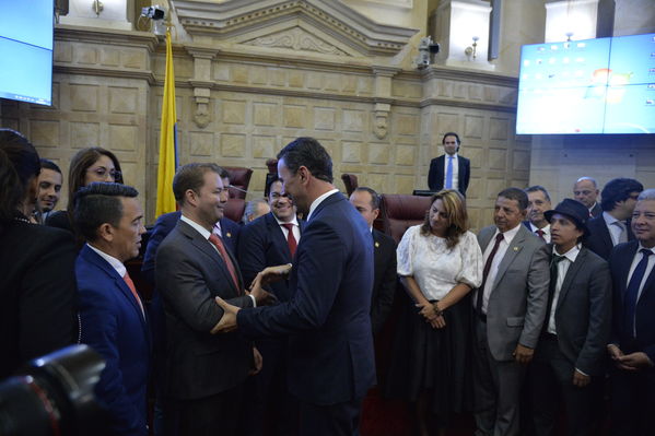 Condecoración del Congreso al Gerente de EPM
Condecoración del Congreso al Gerente de EPM
Fecha: Septiembre 3 de 2019. 
Para descargar esta fotografía en alta resolución, haga clic sobre la imagen hasta que la misma se despliegue en la pantalla completa; luego dé clic derecho y elija la opción "guardar imagen como". 
En caso de publicación por cualquier medio, solicitamos acompañarla del crédito: "Foto EPM"
Palabras clave: Condecoración del Congreso al Gerente de EPM