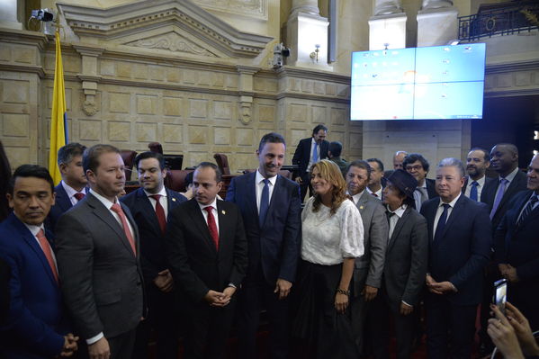 Condecoración del Congreso al Gerente de EPM
Condecoración del Congreso al Gerente de EPM
Fecha: Septiembre 3 de 2019. 
Para descargar esta fotografía en alta resolución, haga clic sobre la imagen hasta que la misma se despliegue en la pantalla completa; luego dé clic derecho y elija la opción "guardar imagen como". 
En caso de publicación por cualquier medio, solicitamos acompañarla del crédito: "Foto EPM"
Palabras clave: Condecoración del Congreso al Gerente de EPM