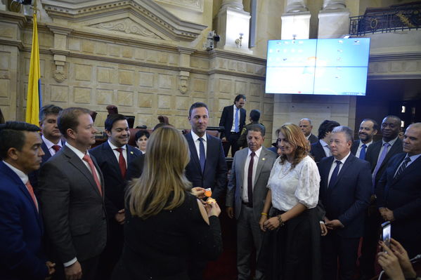 Condecoración del Congreso al Gerente de EPM
Condecoración del Congreso al Gerente de EPM
Fecha: Septiembre 3 de 2019. 
Para descargar esta fotografía en alta resolución, haga clic sobre la imagen hasta que la misma se despliegue en la pantalla completa; luego dé clic derecho y elija la opción "guardar imagen como". 
En caso de publicación por cualquier medio, solicitamos acompañarla del crédito: "Foto EPM"
Palabras clave: Condecoración Congreso  Gerente  EPM