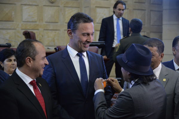 Condecoración del Congreso al Gerente de EPM
Condecoración del Congreso al Gerente de EPM
Fecha: Septiembre 3 de 2019. 
Para descargar esta fotografía en alta resolución, haga clic sobre la imagen hasta que la misma se despliegue en la pantalla completa; luego dé clic derecho y elija la opción "guardar imagen como". 
En caso de publicación por cualquier medio, solicitamos acompañarla del crédito: "Foto EPM"
Palabras clave: Condecoración del Congreso al Gerente de EPM