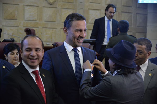 Condecoración del Congreso al Gerente de EPM
Condecoración del Congreso al Gerente de EPM
Fecha: Septiembre 3 de 2019. 
Para descargar esta fotografía en alta resolución, haga clic sobre la imagen hasta que la misma se despliegue en la pantalla completa; luego dé clic derecho y elija la opción "guardar imagen como". 
En caso de publicación por cualquier medio, solicitamos acompañarla del crédito: "Foto EPM"
Palabras clave: Condecoración del Congreso al Gerente de EPM