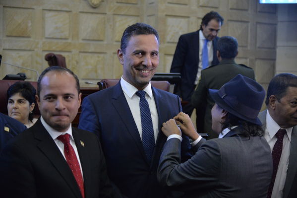 Condecoración del Congreso al Gerente de EPM
Condecoración del Congreso al Gerente de EPM
Fecha: Septiembre 3 de 2019. 
Para descargar esta fotografía en alta resolución, haga clic sobre la imagen hasta que la misma se despliegue en la pantalla completa; luego dé clic derecho y elija la opción "guardar imagen como". 
En caso de publicación por cualquier medio, solicitamos acompañarla del crédito: "Foto EPM"
Palabras clave: Condecoración del Congreso al Gerente de EPM